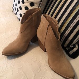 Matisse Arrow camel suede booties
